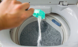 כביסה, הוספת אבקה לבנה למכונת כביסה (צילום: CC7, SHUTTERSTOCK)