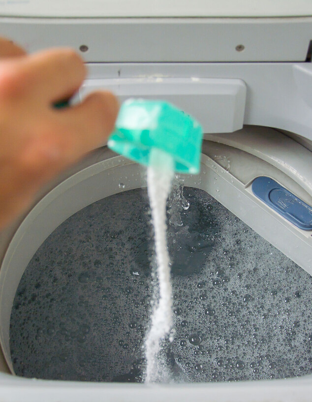 כביסה, הוספת אבקה לבנה למכונת כביסה