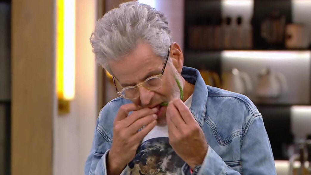 אייל שני מעדיף לאכול בידיים