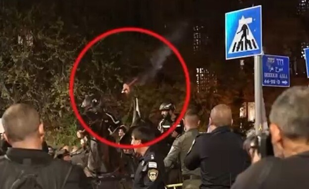 לפיד נזרק בהפגנה מול מעון ראש הממשלה (צילום: דוברות המשטרה)
