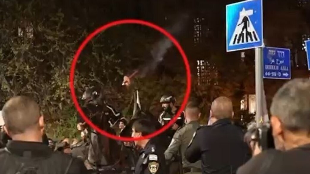 לפיד נזרק בהפגנה מול מעון ראש הממשלה