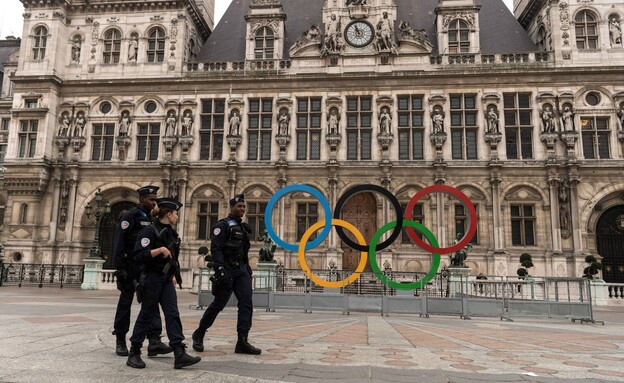 שוטרים בניין העירייה פריז אולימפיאדה 2024 צרפת (צילום: AFP Contributor, getty images)