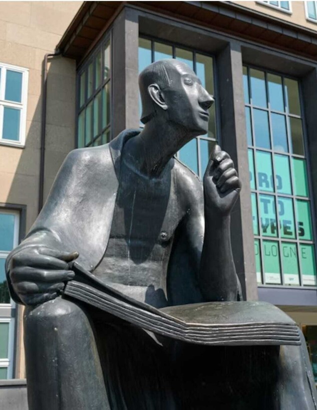 פסלו של אלברטוס מאגנוס באוניברסיטת קלן בגרמניה (צילום: עודד הורצקי)