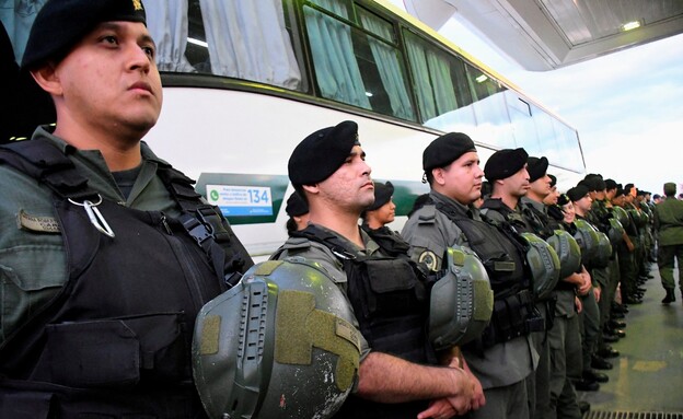 כוחות הביטחון של ארגנטינה בכוננות מוגברת בעיר רוסר (צילום: reuters)