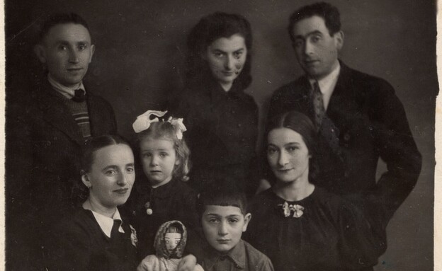מאיר ברגמן ומשפחתו עם משפחת וקס (צילום: יד ושם)
