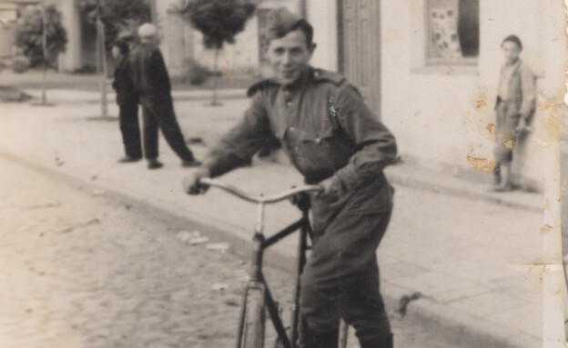 מאיר ברגמן כחייל בשנת 1944 (צילום: יד ושם)