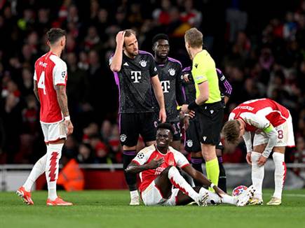 רגע מחלוקת בסיום המשחק (GETTY)