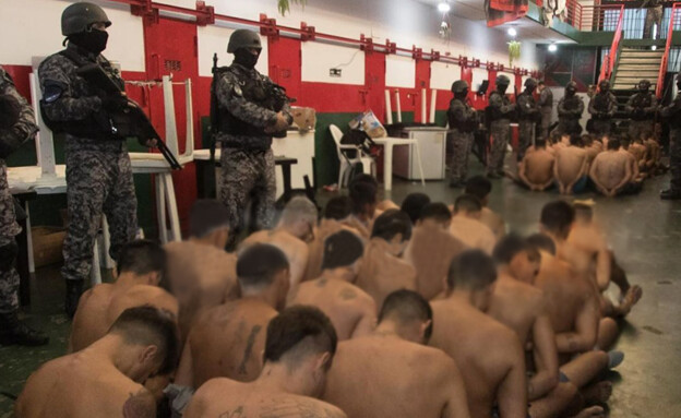 כמו באל סלוודור: מעצר עבריינים ברוסריו, ארגנטינה (צילום: מתוך עמוד האינסטגרם של pablocococcioni)