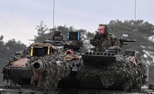 שר ההגנה הגרמני בביקור ביחידות שריון של צבא גרמניה (צילום: רויטרס)