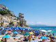 תיירים חוף אמלפי איטליה (צילום: auralaura, shutterstock)