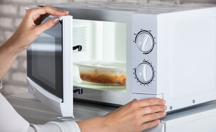 חימום אוכל בקופסה במיקרו, מיקרוגל (צילום: Andrey_Popov, SHUTTERSTOCK)