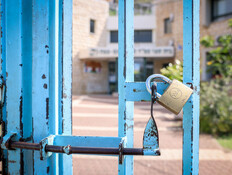 שער בית ספר נעול בצפת, 14.4.24