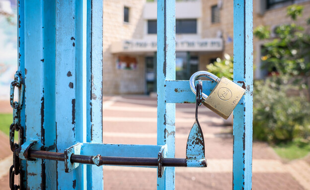 שער בית ספר נעול בצפת, 14.4.24 (צילום: דוד כהן, פלאש 90)
