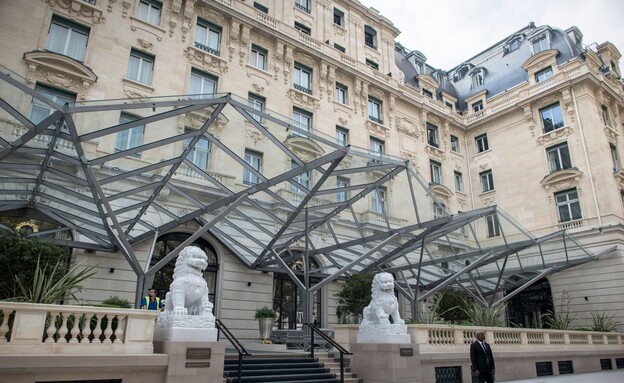 כניסה מלון פנינסולה פריז צרפת (צילום: FRED DUFOUR, getty images)