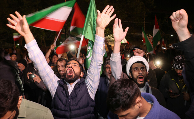 חגיגות בטהרן בעקבות המתקפה האיראנית (צילום: reuters)