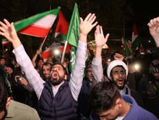 חגיגות בטהרן איראן אחרי המתקפה על ישראל (צילום: רויטרס)