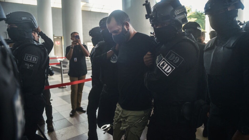 שלום אביטן מובא לבית המשפט במלזיה תחת אבטחה כבדה (צילום: Photo by ARIF KARTONO/AFP via Getty Images)