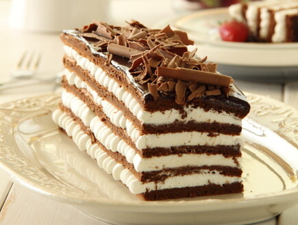 עוגת שכבות שוקולד וקצפת לפסח - אורך (צילום: חן שוקרון, מתוקים שלי)
