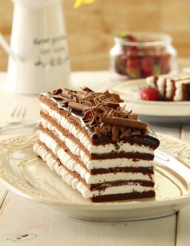 עוגת שכבות שוקולד וקצפת לפסח - אורך (צילום: חן שוקרון, מתוקים שלי)