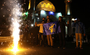 חגיגות בטהרן בעקבות המתקפה האיראנית (צילום: reuters)