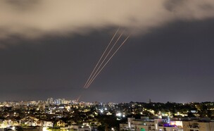 יירוט המתקפה האיראנית כפי שנראתה מאשקלון (צילום: רויטרס)