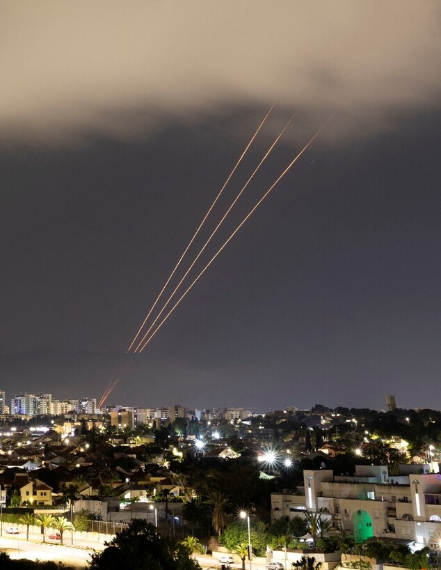 יירוט המתקפה האיראנית כפי שנראתה מאשקלון (צילום: רויטרס)