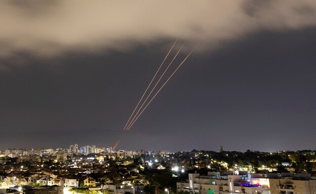 יירוט המתקפה האיראנית כפי שנראתה מאשקלון (צילום: רויטרס)