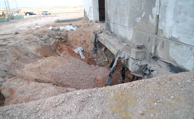תיעוד מפגיעת טיל איראני בתשתית בנייה בבסיס נבטים (צילום: דובר צה