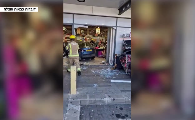תיעוד: הרכב דהר לתוך הסופרמרקט, כמה נפגעו