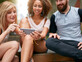 חבורת צעירים על ספה (אילוסטרציה: Shutterstock)
