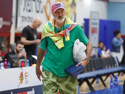 זופי אבדיה צפה בהפסד (אלן שיבר)