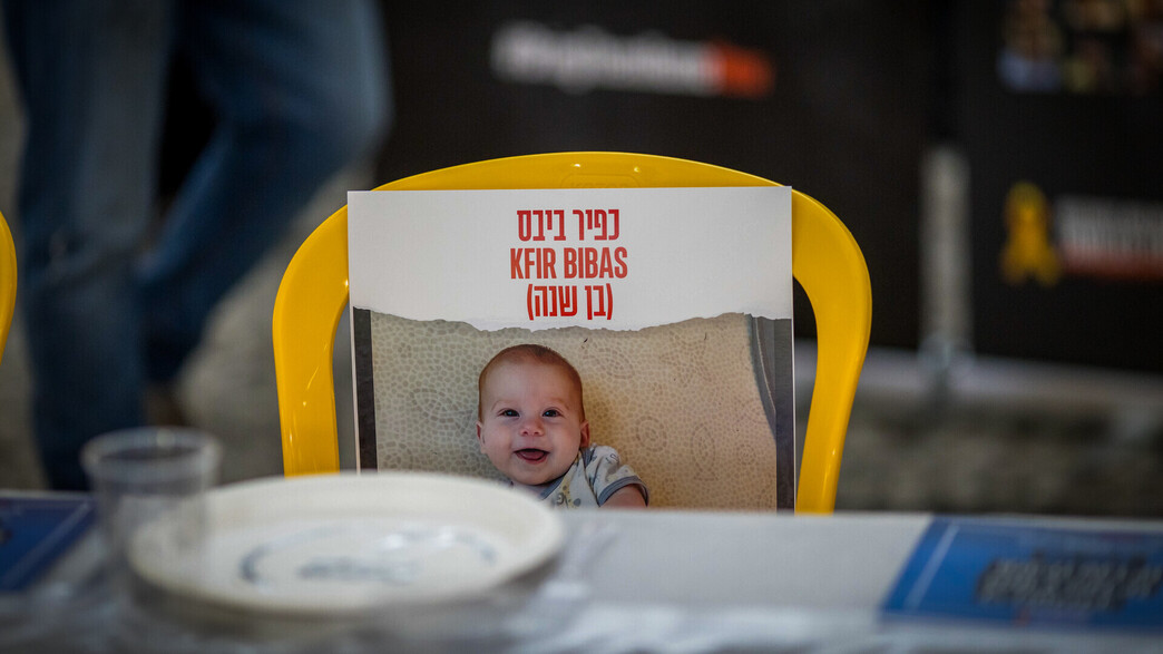 תמונתו של כפיר ביבס בכיכר החטופים