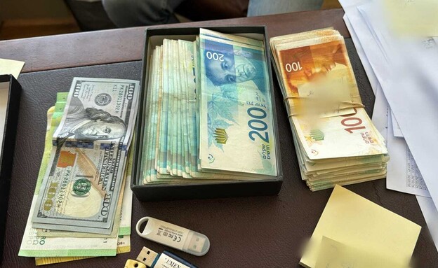 הכסף שנתפס אצל החשודים (צילום: דוברות המשטרה)