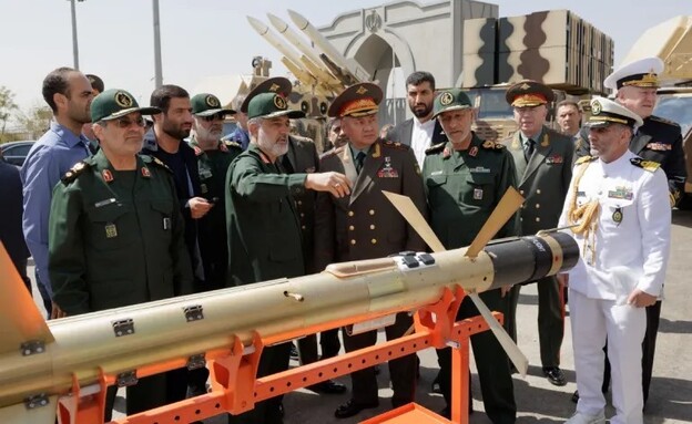 שר ההגנה הרוסי סרגיי שויגו בתערוכת נשק באיראן (צילום: reuters)
