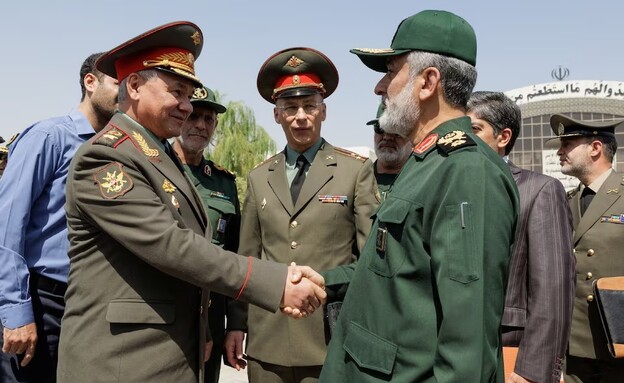 שר ההגנה הרוסי סרגיי שויגו בתערוכת נשק באיראן (צילום: reuters)