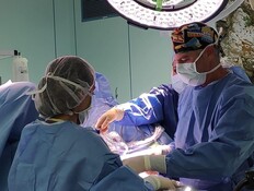 פרופ׳ אלון פיקרסקי במהלך הניתוח (צילום: הדסה)