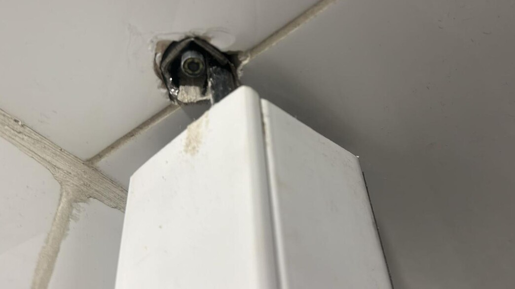 המצלמה הנסתרת שהושתלה בתא השירותים המצלמה הנסתרת שהושתלה בתא השירותים