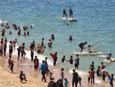 חוף הים בדיר אל-בלח שבמרכז הרצועה עמוס בעזתים