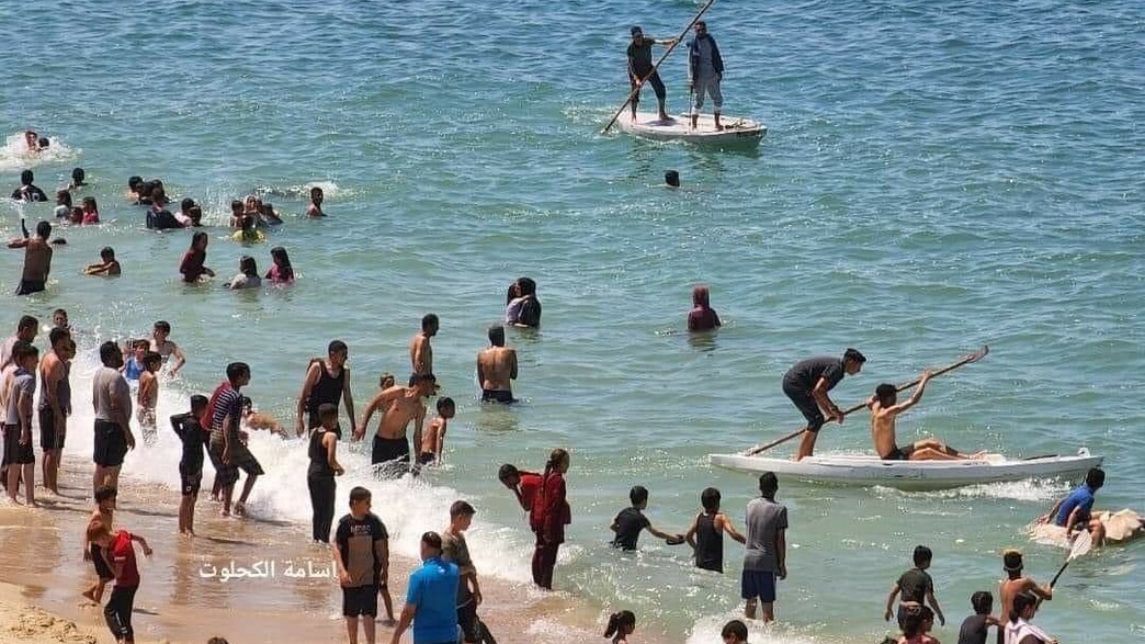 בצל המלחמה: העזתים נהרו לחוף הים במרכז הרצועה | תיעוד | N12