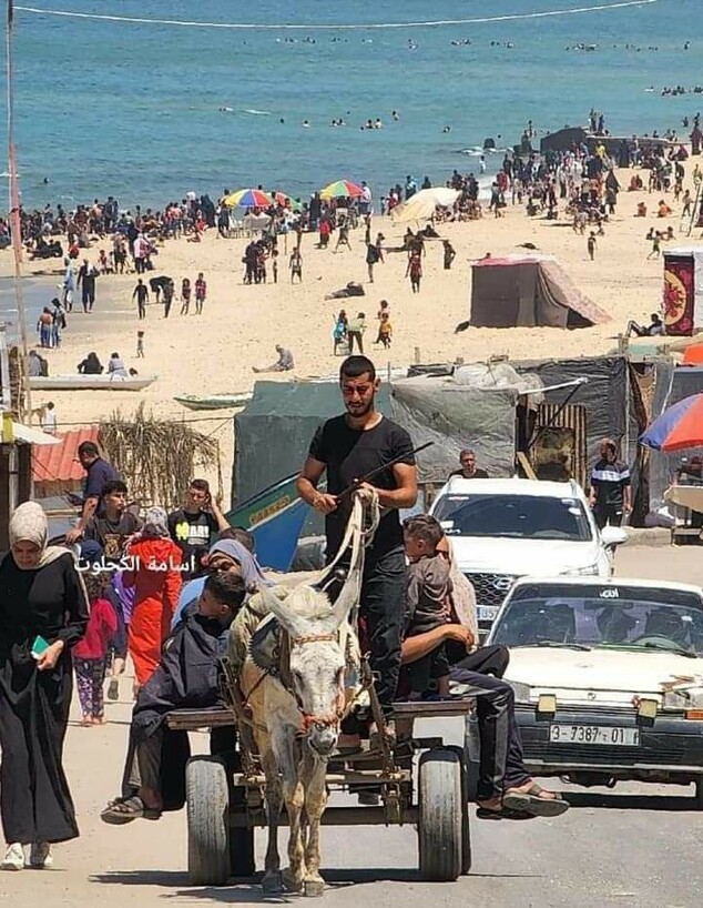 חוף הים בדיר אל-בלח שבמרכז הרצועה עמוס בעזתים