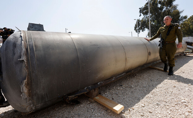 דובר צה"ל דניאל הגרי לצד הטיל ששוגר מאיראן במתקפה (צילום: רויטרס)