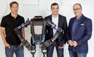 מייסדי מנטי רובוטיקס והרובוט מנטיבוט (צילום: מנטי רובוטיקס)