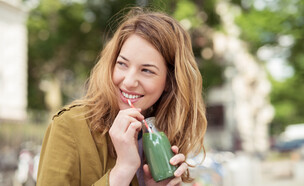 אישה שותה מיץ ירוק (צילום: racorn, Shutterstock)