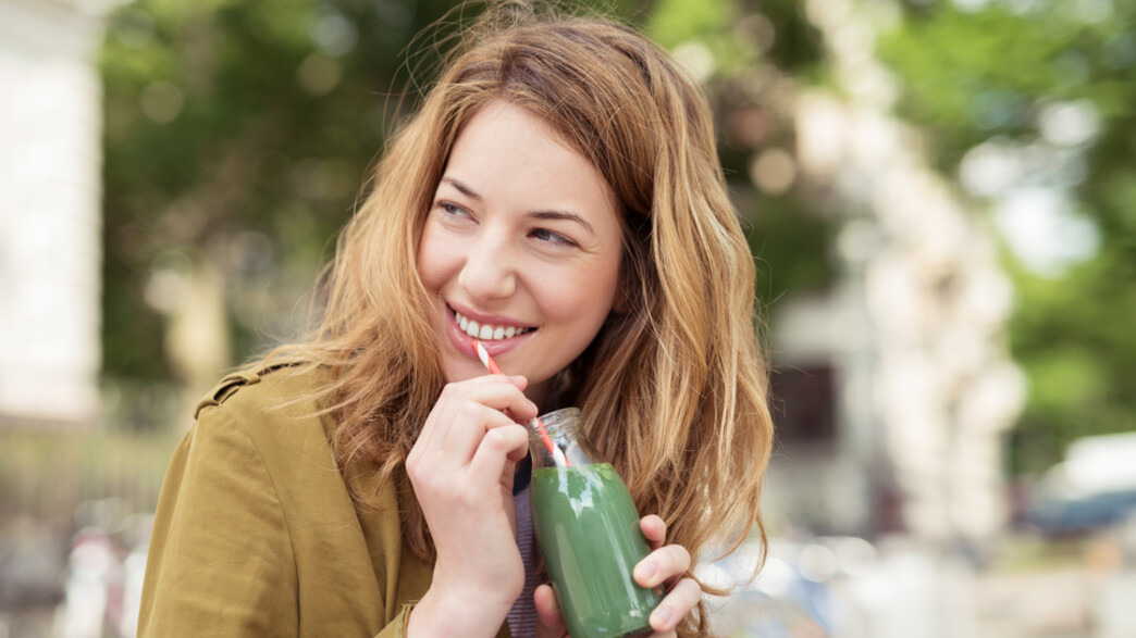 אישה שותה מיץ ירוק (צילום: racorn, Shutterstock)