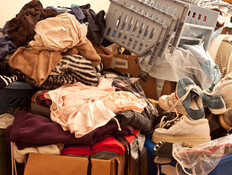 בלגן, ערימת בגדים וחפצים, אגרנות (צילום: shutterstock_MCarper)