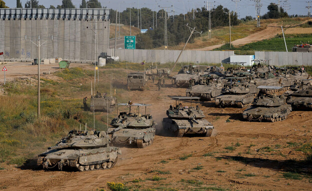 טנקים של צה"ל סמוך לרצועת עזה (צילום: רויטרס)