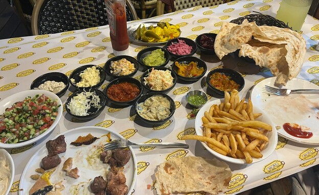 מסעדת אצל עובד בכפר (צילום: איתמר רונאל )