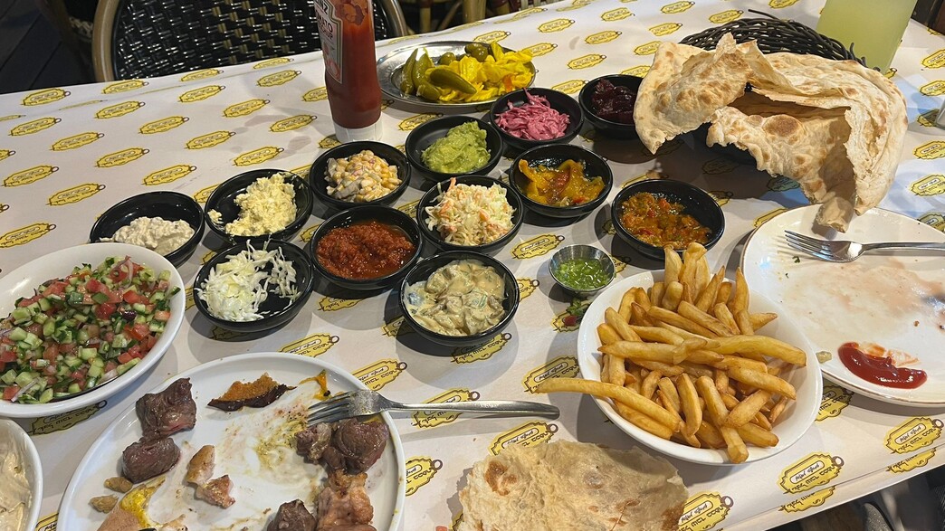 מסעדת אצל עובד בכפר מסעדת אצל עובד בכפר