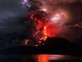 לבה זוהרת והבזקי ברקים סגולים: תיעוד מרהיב מהתפרצות הר געש באינדונזיה