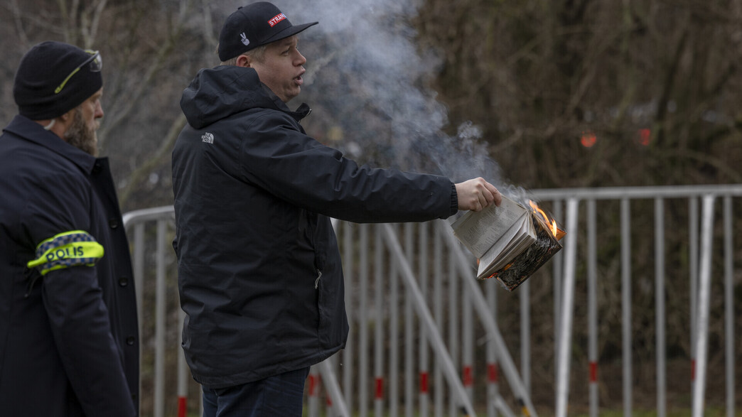 שריפת קוראן בשוודיה (צילום: Jonas Gratzer/Getty Images)